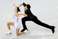 フィギュアスケート四大陸選手権2009（%%ISU Four Continents Figure Skating Championships 2009%%）ペア・ショートプログラム（SP）、65.60点を記録し首位に立った中国のホウ清（%%Qing Pang%%、クィン・パン、左）とトウ健（%%Jian Tong%%、ジャン・トン）。（2009年2月4日撮影）(c)AFP/Getty Images/Matthew Stockman