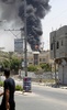 パレスチナ自治区ガザ地区（Gaza Strip）南部のハンユニス（Khan Yunis）東部で、イスラエル軍の攻撃を受け煙が立ち上る建物（2014年7月23日撮影）。(c)AFP/SAID KHATIB