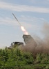 ウクライナ・バフムート近郊で、多連装ロケット砲BM21「グラート」を使用しロシア軍の拠点を攻撃するウクライナ軍（2023年6月13日撮影）。(c)Anatolii Stepanov / AFP