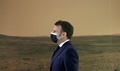 フランス・トゥールーズにある国立宇宙研究センター（CNES）で、同国初の宇宙軍事演習を視察するエマニュエル・マクロン大統領（2021年3月12日撮影）。(c)STEPHANE MAHE / POOL / AFP