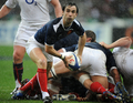 ラグビーシックスネイションズ（%%Six Nations Rugby 2010%%）第5週、フランス対イングランド。試合はフランスが12-10で勝利し、6年ぶりのグランドスラム（全勝優勝）を飾った。写真はパスを出すフランスのモーガン・パラ（%%Morgan Parra%%）。（2010年3月20日撮影）(c)AFP/MARTIN BUREAU