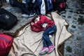 トルコ・イスタンブールのバスターミナルで、移民や難民へのギリシャ国境行きのバスの切符の販売が警察により阻止される中、路上で眠る移民の少女（2015年9月15日撮影）。(c)AFP/OZAN KOSE