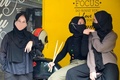 「ボイス・オブ・バチェプロット」の（左から）ベースのウィディ・ラーマワティさん、ドラムのエウス・シティ・アイシャさん、ボーカルとギターのフィルダ・マーシャ・クルニアさん。インドネシアの首都ジャカルタで（2021年4月8日撮影）。(c)BAY ISMOYO / AFP