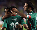 後半35分にチーム2点目を挙げラファエル・マルケス（%%Rafael Marquez%%、右）やフェルナンド・エンリケ・アルセ（%%Fernando Enrique Arce%%、左）と抱き合うメキシコのオマール・ブラボ（%%Omar Bravo%%、中央）。(c)AFP/MARTIN BERNETTI