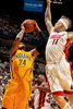 12-13NBAは3日、イースタンカンファレンス決勝（7回戦制）の第7戦が行われ、マイアミ・ヒート（Miami Heat）が99-76でインディアナ・ペイサーズ（Indiana Pacers）を破り、3年連続NBAファイナル進出を果たした。

マイアミ・ヒートのクリス・アンダーセン（Chris Andersen）の目の前で得点を狙うインディアナ・ペイサーズのポール・ジョージ（Paul George、2013年6月3日撮影）。(c)AFP/Getty Images/NBAE/Issac Baldizon