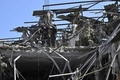 ウクライナ東部ドネツク州クラマトルスクで攻撃を受けたホテルのがれきの中で捜索・救助活動を行うウクライナの救急隊員（2024年8月25日撮影）。(c)Genya SAVILOV / AFP