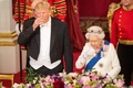 英ロンドンのバッキンガム宮殿で開かれた公式晩さん会に出席した、英国のエリザベス女王（右）とドナルド・トランプ米大統領（2019年6月3日撮影）。(c)Dominic Lipinski / POOL / AFP
