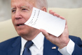 米ホワイトハウスでイラクのムスタファ・カディミ首相（写真外）と会談し、メモを手にするジョー・バイデン大統領（2021年7月26日撮影）。(c)SAUL LOEB / AFP