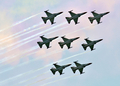 韓国は1日、「国軍の日（Armed Forces Day）」61周年を迎え、鶏龍（Gyeryong）の陸海空軍本部で記念式典が開かれた。式典に出席した李明博（Lee Myung-bak、イ・ミョンバク）韓国大統領は軍に対し、北朝鮮は韓国に対する脅しを多様化させるだろうと述べ、北朝鮮は最近和平案を提案しているものの、警戒を怠らないよう促した。

写真は鶏龍で開かれた「国軍の日」61周年記念式典で、飛行する韓国軍の超音速訓練機「T-50」（2009年10月1日撮影）。(c)AFP/JUNG YEON-JE