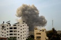 パレスチナ自治区ガザ市にあるシファ病院周辺へのイスラエル軍の攻撃によって立ち上る煙（2024年3月28日撮影）。(c)AFP