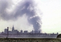 同時多発テロの当日、米ニューヨーク（New York）に上がる黒煙（2001年9月11日撮影）。(c)AFP/JOHN MOTTERN
