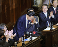衆議院本会議で首相に指名され、国会議員らが拍手するなか立ち上がって一礼する鳩山由紀夫（Yukio Hatoyama）新首相（2009年9月16日撮影）。(c)AFP/Yoshikazu TSUNO