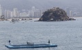 メキシコ・ゲレロ（Guerrero）州のアカプルコ（Acapulco）で、サンタルシア湾（Santa Lucia Bay）に浮かべたコートでエキシビションマッチに臨むカナダの女子選手、ユージェニー・ブシャール（右、Eugenie Bouchard）と、ブルガリアの男子選手、グリゴール・ディミトロフ（Grigor Dimitrov、2014年2月24日撮影）。(c)AFP/Pedro PARDO