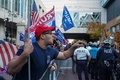 米大統領選の開票が続けられているペンシルベニア州のペンシルベニアコンベンションセンター前で、ジョー・バイデン前副大統領の支持者らに叫ぶドナルド・トランプ大統領の支持者（2020年11月6日撮影）。(c)Bryan R. Smith / AFP