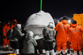 「嫦娥５号」帰還機を運ぶスタッフ（2020年12月17日撮影）。(c)Xinhua News 
