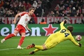 サッカー欧州チャンピオンズリーグ、決勝トーナメント1回戦第2戦、バイエルン・ミュンヘン対ラツィオ。3点目を決めるバイエルン・ミュンヘンのハリー・ケイン（左、2024年3月5日撮影）。(c)Kirill KUDRYAVTSEV / AFP