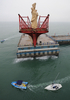 中国・山東（Shandong）省青島（Qingdao）の北京五輪セーリングコースで練習する、セーリング競技出場者。同コースでは中国人兵士らとボランティアによる藻の除去作業が進められている（2008年7月4日撮影）。(c)AFP/Mark RALSTON