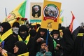 イラクの首都バグダッドで、イラン革命防衛隊のガセム・ソレイマニ司令官と人民動員隊のアブ・マフディ・ムハンディス副司令官の葬列に加わった、人民動員隊や親イラン派武装組織「神の党旅団（カタイブ・ヒズボラ）」の支持者ら（2020年1月4日撮影）。(c)AFP/Ahmad AL-RUBAYE