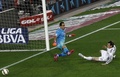 14-15スペイン1部リーグ第28節、FCバルセロナ対レアル・マドリード。FCバルセロナのGKクラウディオ・ブラーボの目の前で得点を狙うレアル・マドリードのギャレス・ベイル（2015年3月22日撮影）。(c)AFP/QUIQUE GARCIA