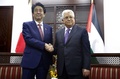 パレスチナ自治区ヨルダン川西岸ラマラで握手をする安倍晋三首相（左）とパレスチナ自治政府のマフムード・アッバス議長（2018年5月1日撮影）。(c)AFP PHOTO / POOL / Majdi Mohammed