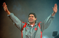 サッカー元チリ代表のマルセロ・サラス（%%Marcelo Salas%%）の引退記念試合が2日、サンティアゴ（Santiago）の国立スタジアム（Estadio Nacional de Chile）で開催された。エル・マタドール（El Matador、闘牛士）と呼ばれるサラスは、そのキャリアにおいて250得点近くを記録している。写真はファンの声援に応えるマルセロ・サラス。（2009年6月2日撮影）(c)AFP/MARTIN BERNETTI