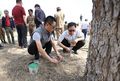 パキスタン・シンド州のタルパカール砂漠で、バッタの卵を探す中国の専門家ら（2020年2月26日撮影）。(c)Xinhua News