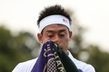 テニス、ウィンブルドン選手権（The Championships Wimbledon 2014）男子シングルス3回戦。タオルで顔を拭く錦織圭（Kei Nishikori、2014年6月28日撮影）。(c)AFP/ANDREW YATES