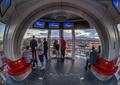 米ネバダ（Nevada）州ラスベガス（Las Vegas）にオープンした高さ世界一の観覧車「ハイローラー（High Roller）」のゴンドラに乗って風景を楽しむ観光客ら（2014年4月11日撮影）。(c)AFP/JOE KLAMAR
