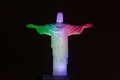 ブラジル・リオデジャネイロ（Rio de Janeiro）のコルコバード（Corcovado）の丘に立つ、メキシコの国旗の色に染め上げられた巨大なキリスト像（Christ the Redeemer、2014年6月11日撮影）。(c)AFP/YASUYOSHI CHIBA