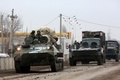 ロシア軍の車両。クリミア半島のアルムヤンスクで（2022年2月25日撮影）。(c)STRINGER / AFP