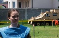 コソボのペヤ近郊で開催された地雷除去講習に参加するウクライナ人女性（2022年4月25日撮影）。(c)AFP/Armend Nimani