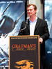 米カリフォルニア（California）州ハリウッド（Hollywood）にあるグローマンズ・チャイニーズ・シアター（Grauman&apos;s Chinese Theatre）で開催された俳優マイケル・ケイン（Michael Caine）の手形を刻むセレモニーに出席するクリストファー・ノーラン（Christopher Nolan）監督（2008年7月11日撮影）。(c)AFP/Getty Images/Alberto E. Rodriguez
