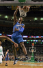 08-09NBA東カンファレンスプレーオフ準決勝、ボストン・セルティックス（%%Boston Celtics%%）対オーランド・マジック（%%Orlando Magic%%）第7戦。試合はマジックが101-82でセルティックスを下し、対戦成績を4勝3敗としてカンファレンス決勝に進出した。写真はダンクシュートを決めるマジックのドワイト・ハワード（%%Dwight Howard%%）。（2009年5月17日撮影）(c)AFP/Getty Images/Elsa