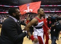 14-15NBAプレーオフ・イースタンカンファレンス準決勝（7回戦制）、ワシントン・ウィザーズ対アトランタ・ホークス。決勝のブザービーターを決め、チームメートのジョン・ウォールに祝福されるワシントン・ウィザーズのポール・ピアース（2015年5月9日撮影）。(c)AFP/Getty Images/Rob Carr