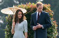 仏セレブ情報誌「クローザー（Closer）」が、英国のキャサリン妃（Catherine, Duchess of Cambridge）のトップレス写真を14日に発売する最新号で掲載すると発表した。前週にウィリアム王子（Prince William）夫妻が休暇でフランスを訪れた際に撮影されたものとみられ、同誌ウェブサイトによれば「ゲストハウスのテラスでトップレスでくつろぐキャサリン妃」が写っている複数枚の写真を掲載するという。

英王室はつい先日、ウィリアム王子の弟のヘンリー王子（Prince Harry）の全裸写真が暴露されるスキャンダルに見舞われたばかり。現在、アジア太平洋諸国を歴訪中のウィリアム王子夫妻は、ただちに「悲しみに包まれている」との声明を発表した。

写真は、シンガポールのクランジ（Kranji）英連邦戦没者墓地（Eden Hall）を訪れたウィリアム王子とキャサリン妃（2012年9月13日撮影）。(c)AFP/ROSLAN RAHMAN