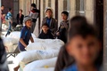 イエメン・サヌアで世界食糧計画（WFP）から物資の配給を受ける人々（2021年6月1日撮影、資料写真）。(c)MOHAMMED HUWAIS / AFP