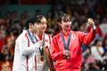 パリ五輪、卓球女子シングルス。表彰式で自撮りする（左から）銀メダルを獲得した中国の孫穎莎、金メダルを獲得した中国の陳夢、銅メダルを獲得した早田ひな（2024年8月3日撮影）。(c)JUNG Yeon-je / AFP