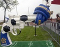 メキシコの都市ヌエボレオン州モンテレーで開催の「平和のための銃（Guns for Peace）」で展示された作品（2015年3月31日撮影）。(c)AFP/JULIO CESAR AGUILAR
