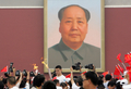 中国・北京（Beijing）の天安門広場（Tiananmen Square）に掲げられた毛沢東（Mao Zedong）の肖像画の前で、北京五輪聖火を手にした男子バスケットボール選手、姚明（ヤオ・ミン、Yao Ming）選手（中央、2008年8月6日撮影）。(c)AFP/BEHROUZ MEHRI