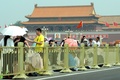 中国・北京（Beijing）で、天安門（Tiananmen）事件から25年となる4日、天安門広場（Tiananmen Square）に集まった人々（2014年6月4日撮影）。(c)AFP/GOH CHAI HIN