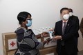 ザンビアの首都ルサカで行われた寄贈式典で、同国のエスター・ルング大統領夫人（左）に医療品を手渡す李傑駐ザンビア中国大使（2020年7月14日撮影）。(c)Xinhua News