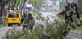 香港市内で、台風で折れた枝を撤去する警官（2008年8月22日撮影）。(c)AFP/Mike CLARKE