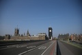 英ロンドンにある国会議事堂と、人影まばらなウェストミンスター橋の様子（2020年4月9日撮影）。(c)Tolga AKMEN / AFP