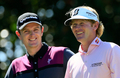 米男子ゴルフツアーのプレーオフ最終戦、ザ・ツアー選手権（THE TOUR Championship 2012）は23日、米ジョージア（Georgia）州アトランタ（Atlanta）のイーストレークGC（East Lake Golf Club）で最終日が行われ、米国のブラント・スネデカー（Brandt Snedeker）が通算10アンダーで優勝を飾り、フェデックス・カップ（FedEx Cup 2012）王者に輝いた。

イングランドのジャスティン・ローズ（Justin Rose）とともに笑顔を見せるブラント・スネデカー（2012年9月23日撮影）。(c)AFP/Getty Images/Sam Greenwood