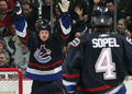 写真は、第1ピリオドに先制点を決めチームメイトのブレント・ソペル（%%Brent Sopel%%、右）と喜ぶカナックスのジェフ・カウワン（%%Jeff Cowan%%）。(c)AFP/Getty Images Jeff Vinnick