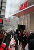 東京・原宿に開店した「H＆M」日本第2号店（2008年11月8日撮影）。(c)MODE PRESS