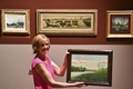 来観客が寄付した仏画家アンリ・ルソーの作品「釣り人のいる風景」を持つ館長。仏ラバルの美術館「Museum of Naive Art and Singular Arts」で（2017年8月29日撮影）。(c)AFP/JEAN-FRANCOIS MONIER