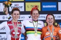 UCIロード世界選手権大会、エリート女子個人タイムトライアル。表彰式に臨む（左から）2位に入ったスイスのマーレン・ロセール、優勝したオランダのエレン・ファン・ダイク、3位に入ったオランダのアンネミーク・ファン・フリューテン（2021年9月20日撮影）。(c)Kenzo TRIBOUILLARD / AFP