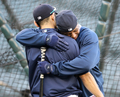 09MLB、シアトル・マリナーズ（%%Seattle Mariners%%）のイチロー（%%Ichiro Suzuki%%）は18日、ニューヨーク・ヤンキース（%%New York Yankees%%）戦に1番・右翼で先発出場し、9回に逆転サヨナラ2点本塁打を放つなど5打数4安打2打点を記録した。試合はマリナーズが3-2でサヨナラ勝ちを収めた。写真は試合前にケン・グリフィーJr.（%%Ken Griffey Jr%%）と抱き合うマリナーズのイチロー（左）。（2009年9月18日撮影）(c)AFP/Getty Images/Otto Greule Jr