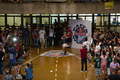 紙飛行機飛ばしの世界大会予選が21日、ブラジルのサンパウロ大学（University of Sao Paulo）で開催された。3年に1度の同大会は、世界85か国の学生が参加し、世界各地で500の予選大会が開かれている。決勝大会はオーストリアのザルツブルク（Salzburg）で5月4～5日に開催される予定だ。

写真は「最長飛距離」と「最長飛行時間」の競技で紙飛行機を飛ばす参加者（2012年3月21日撮影）。(c)AFP/Yasuyoshi CHIBA